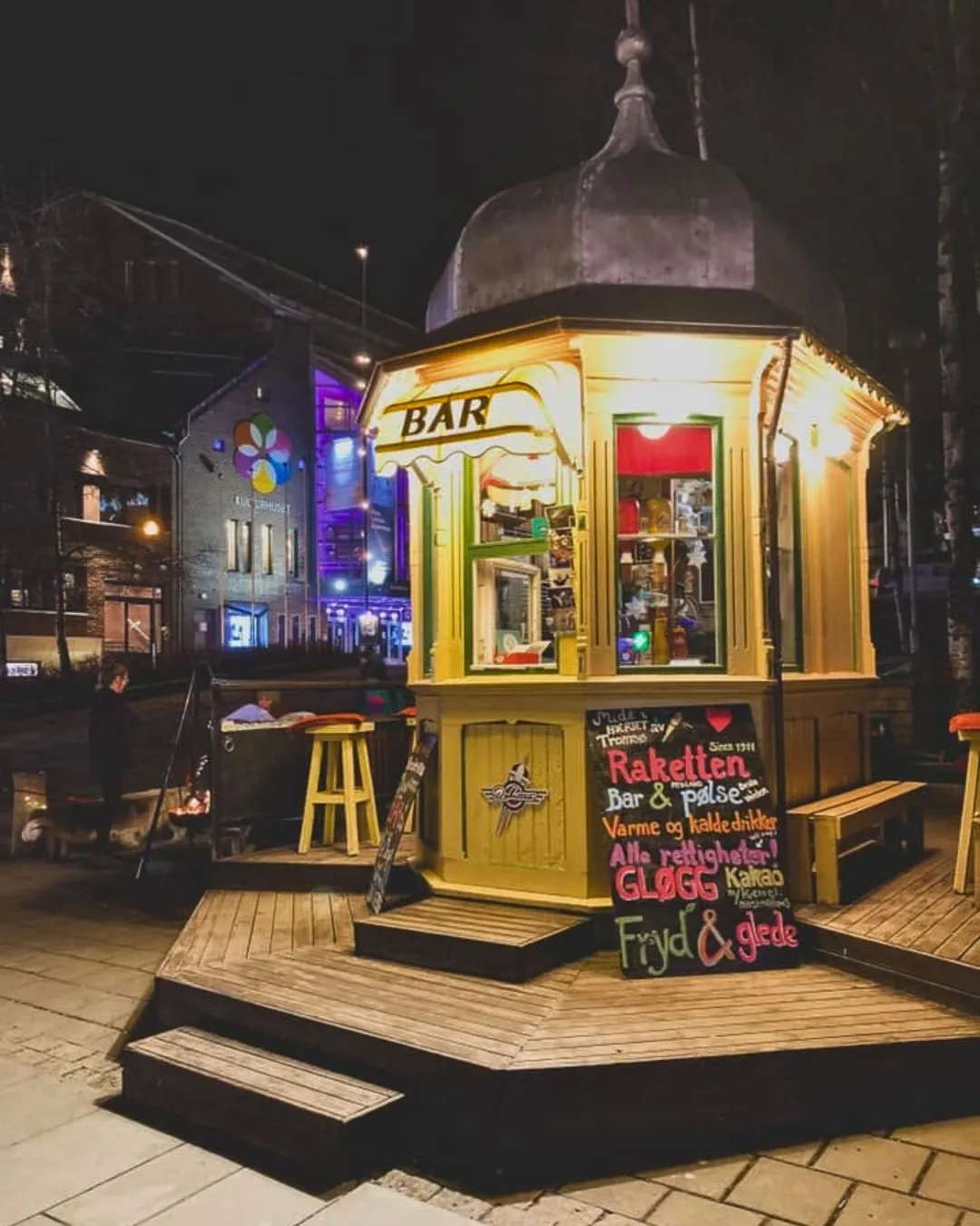 Raketten kiosk serving gløgg at night